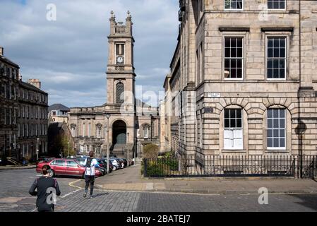 Läufer, die während des ovid-19-Ausbruchs in Edinburgh's New Town trainieren. Stockfoto