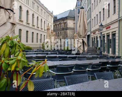 Leere Tische und Stühle in Dresden wegen Coronavirus Lockdown COVID-19 leeres Restaurant Gastronomie Stockfoto