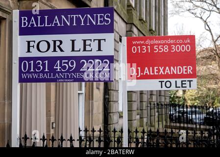 Immobilienmakler 'to Let' Zeichen auf dem Grundstück in Edinburghs Neustadt. Stockfoto