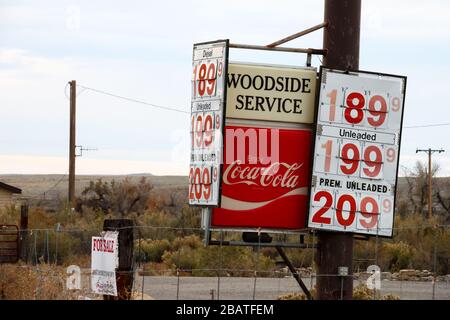 Verlassene Tankstellenabzeichen mit Coca-Cola-Briefen in Utah, USA Stockfoto