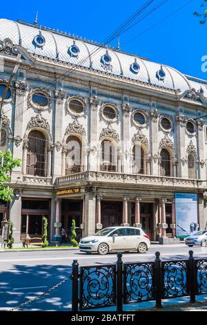 Rustaveli National Theatre, das im Jahr 1887 fertiggestellt wurde, befindet sich an der Rustaveli Avenue. Tiflis. Georgien Stockfoto
