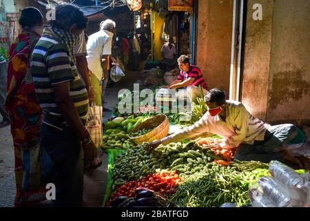 Kolkata, Indien. März 2020. Peoples kaufen während der Sperrfrist Gemüse vom Markt (Foto von Sudipta das/Pacific Press) Credit: Pacific Press Agency/Alamy Live News Stockfoto