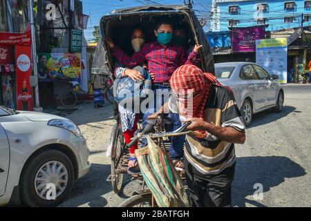 Kolkata, Indien. März 2020. Die Menschen durchwühlten die Rikscha, während sie während der Sperrfrist vom Markt zurückkehrten (Foto von Sudipta das/Pacific Press) Credit: Pacific Press Agency/Alamy Live News Stockfoto