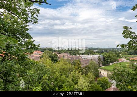 Zezelj-Brücke an der Donau in Novi Sad Serbien, Blick von der Festung Petrovaradin Stockfoto