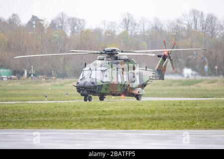 29. März 2020, Nordrhein-Westfalen, Mülheim an der Ruhrgebiet: Ein französischer Militärhubschrauber mit zwei Corona-Patienten taxiert über das Flughafenvorfeld. Zwei Patienten aus der französischen Stadt Metz sollen im Universitätsklinikum Essen behandelt werden. Foto: Marcel Kusch / dpa Stockfoto