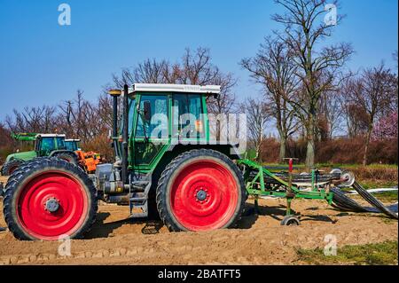 Brandenburg, Deutschland - 28. März 2020: Blick auf Traktoren und Maschinen, die bereit sind, in Deutschland ein Spargelfeld für den Anbau vorzubereiten. Stockfoto