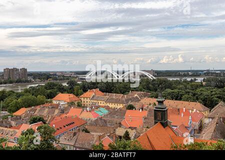 Zezelj-Brücke an der Donau in Novi Sad Serbien, Blick von der Festung Petrovaradin Stockfoto