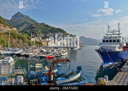 Blick auf den kleinen Hafen von Cetara, einem Dorf an der Amalfiküste in Italien Stockfoto