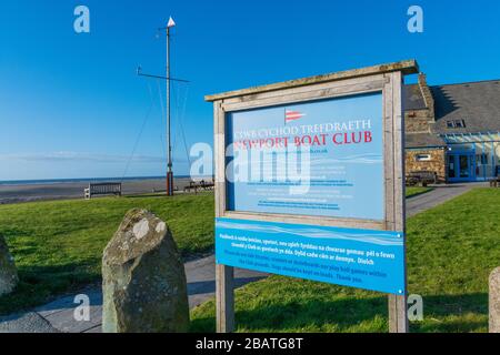 Schild vor dem Newport Boat Club mit maritimer Flaggenstange im Hintergrund. Newport, Pembrokeshire. Wales. GROSSBRITANNIEN Stockfoto