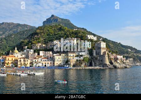 Blick auf den kleinen Hafen von Cetara, einem Dorf an der Amalfiküste in Italien Stockfoto