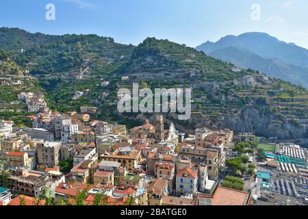 Blumen in einem Park in der Stadt Ravello an der Amalfiküste, Italien Stockfoto