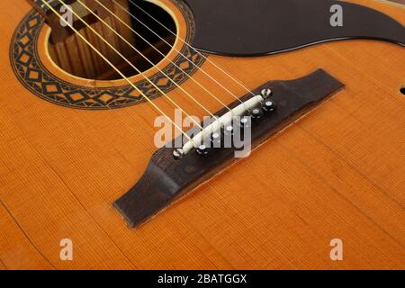 Musikinstrument - Fragment Spitzen-Pickguard, Bridge, Pins und Strings Vintage Retro Akustik Gitarre. Stockfoto