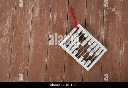 Vintage-Objekte - alter Retro-Draufsicht Abacus auf braunem Holzhintergrund. Stockfoto