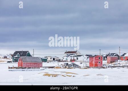 Häuser und Etappen am Tilting Harbour im historischen Fischerdorf Tilting auf der Insel Fogo in Neufundland, Kanada Stockfoto