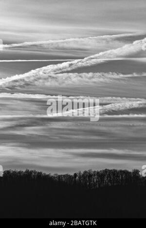 Kondensstreifen und Wolken machen interessante Designs am Himmel am Tanbark Ridge Overlook auf dem Blue Ridge Parkway in Asheville, NC, USA. Stockfoto