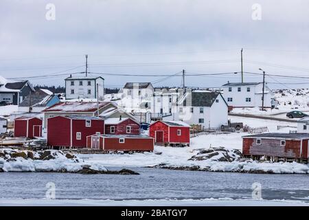 Häuser und Etappen am Tilting Harbour im historischen Fischerdorf Tilting auf der Insel Fogo in Neufundland, Kanada Stockfoto