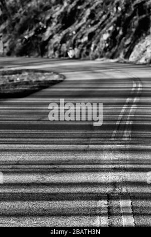 Die aufgehende Sonne wirft lange Schatten über den Blue Ridge Parkway in Asheville, NC, USA. Stockfoto