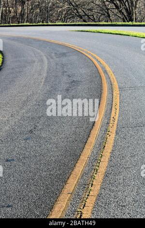 Der Blue Ridge Parkway umgibt einen Berg in Asheville, NC, USA. Stockfoto