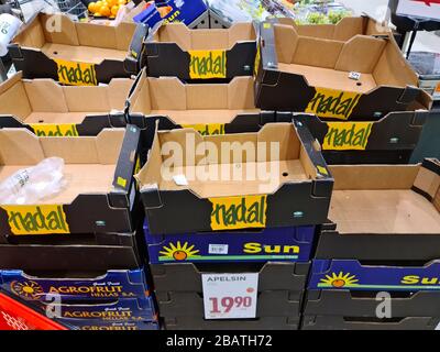 Fast leere Regale im Laden wegen Panik um Coronavirus pandemia, Schweden. Europa. Stockfoto