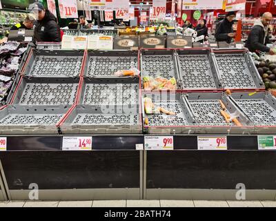 Fast leere Regale im Laden wegen Panik um Coronavirus pandemia, Schweden. Europa. Stockfoto