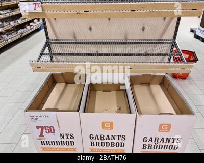 Fast leere Regale im Laden wegen Panik um Coronavirus pandemia, Schweden. Europa. Stockfoto