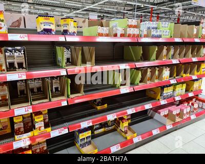 Fast leere Regale im Laden wegen Panik um Coronavirus pandemia, Schweden. Europa. Stockfoto