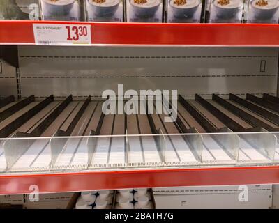 Fast leere Regale im Laden wegen Panik um Coronavirus pandemia, Schweden. Europa. Stockfoto