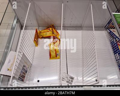 Fast leere Regale im Laden wegen Panik um Coronavirus pandemia, Schweden. Europa. Stockfoto