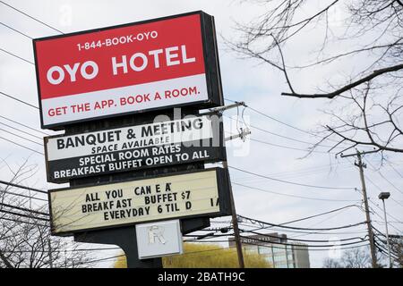 Ein Logo vor einem Hotel in Oyo Rooms in East Hanover, New Jersey, am 23. März 2020. Stockfoto