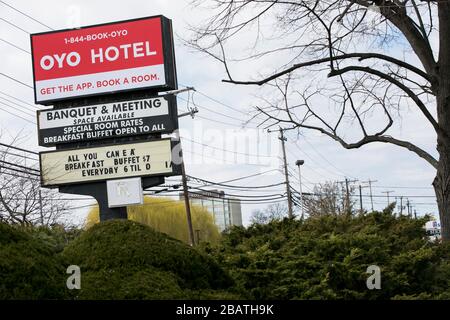 Ein Logo vor einem Hotel in Oyo Rooms in East Hanover, New Jersey, am 23. März 2020. Stockfoto