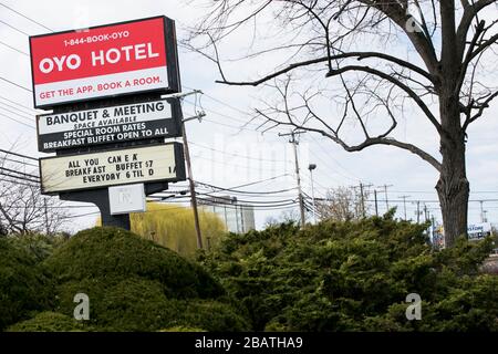 Ein Logo vor einem Hotel in Oyo Rooms in East Hanover, New Jersey, am 23. März 2020. Stockfoto