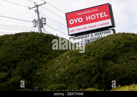 Ein Logo vor einem Hotel in Oyo Rooms in East Hanover, New Jersey, am 23. März 2020. Stockfoto