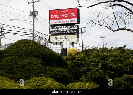 Ein Logo vor einem Hotel in Oyo Rooms in East Hanover, New Jersey, am 23. März 2020. Stockfoto