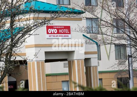 Ein Logo vor einem Hotel in Oyo Rooms in East Hanover, New Jersey, am 23. März 2020. Stockfoto