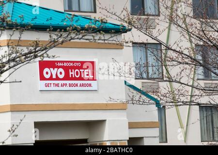 Ein Logo vor einem Hotel in Oyo Rooms in East Hanover, New Jersey, am 23. März 2020. Stockfoto