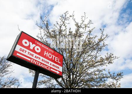 Ein Logo vor einem Hotel in Oyo Rooms in East Hanover, New Jersey, am 23. März 2020. Stockfoto