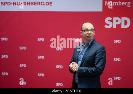 29. März 2020, Bayern, Nürnberg: Thorsten Brehm, Spitzenkandidat der SPD für das Oberbürgermeister-Amt in Nürnberg, blickt auf die Ergebnisse der Stichwahlen zur Landtagswahl. Kurz vor Ende der Auszählung der Stichwahl führte der CSU-Kandidat gegen den SPD-Kandidaten Brehm an. Nach Angaben des Innenministeriums werden es insgesamt etwa 750 Stichwahlen geben, darunter 16 Lord Mayors und 18 Landesräten. Aufgrund der sich verschärfenden Coronavirus-Krise hat die Landesregierung für die zweite Runde komplett auf Briefwahl umgestellt. Ind Stockfoto