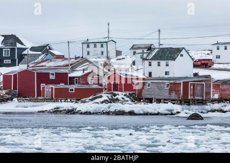 Häuser und Etappen am Tilting Harbour im historischen Fischerdorf Tilting auf der Insel Fogo in Neufundland, Kanada Stockfoto