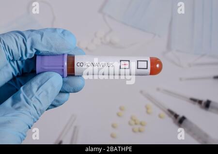 Negativer Bluttest für Coronavirus, chirurgische medizinische Maske und Medikamente auf weißem Hintergrund, Pneumonie und Bronchitis Konzept. Virusinfektion. Ich Stockfoto