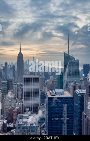 Skyline von New York von der Spitze des Rock (Rockefeller Center)Blick auf den Sonnenuntergang im Winter mit Wolken am Himmel Stockfoto