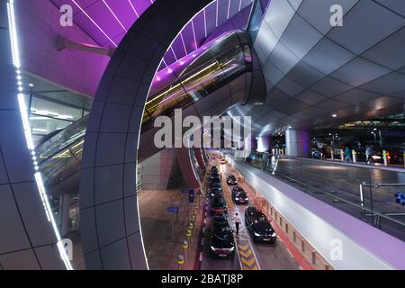 Abfahrt zum Flughafen Dubai vom Terminal Stockfoto