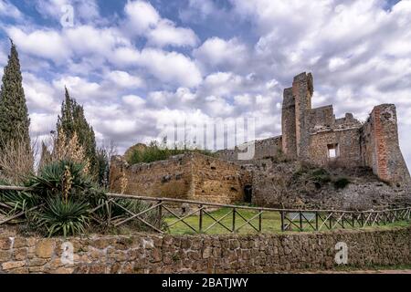 Atemberaubender Blick auf die Ruinen der Rocca Aldobrandesca von Sovana, Grosseto, Toskana, Italien, gegen einen dramatischen Himmel Stockfoto