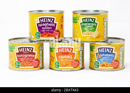 Vielfalt von Heinz verzinnte Lebensmittel auf weißem Hintergrund Stockfoto