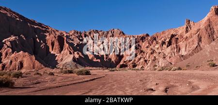 Amphitheater mit rot gestreiften gefalteten Klippen aus unigen Felsen, Rainbow Valley, Atacama-Wüste, Chile Stockfoto