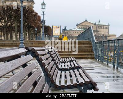 Leere Parkbänke auf der Brühlschen Terrasse in Dresden während Coronavirus Lockdown und Regen historische Altstadt Regenwetter Brühl-Terrasse Stockfoto