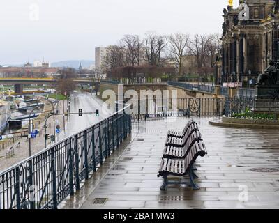 Leere Parkbänke auf der Brühlschen Terrasse in Dresden während Coronavirus Lockdown und Regen historische Altstadt Regenwetter Brühl-Terrasse Stockfoto