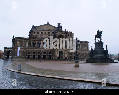 Semperoper Dresden während Coronavirus Lockdown im Regenwetter Opernhaus Oper Stockfoto