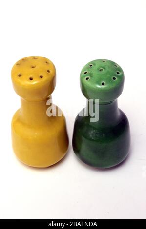 Emaillierter Salzschüttler aus Keramik Stockfoto