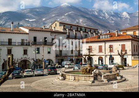 Panoramablick auf die Piazza Plebiscito. Castel di Sangro, Abruzzen, Italien, Europa Stockfoto