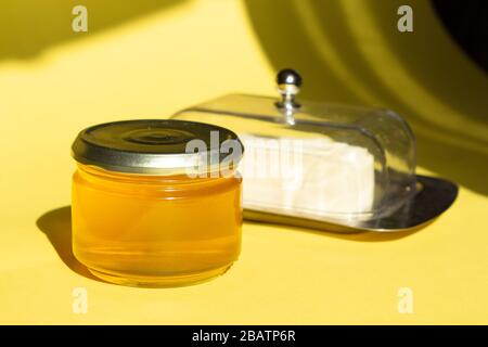Ghee oder geklärte Butter im Mixbecher. Gesunde Ernährung und Verwendung von frisch zubereiteten Produkten aus biologischem Anbau. Gesunde Zutat zum Kochen organischer Speisen. Stockfoto